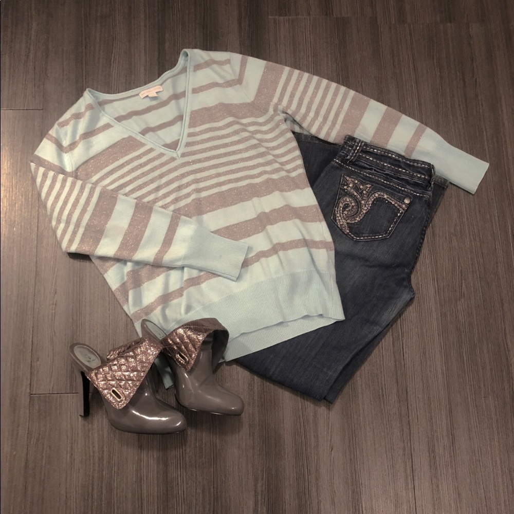 New York and Company V-neck sweater sz L✨